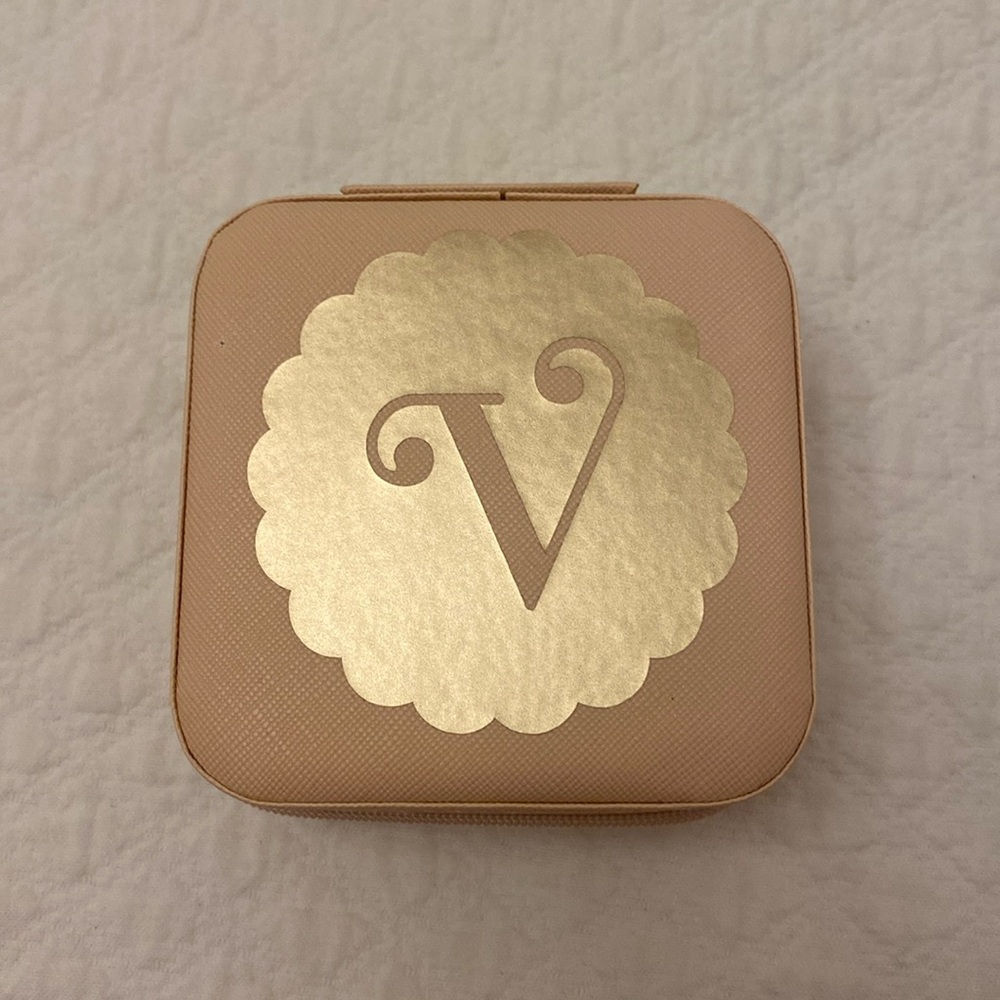 V jewelry box